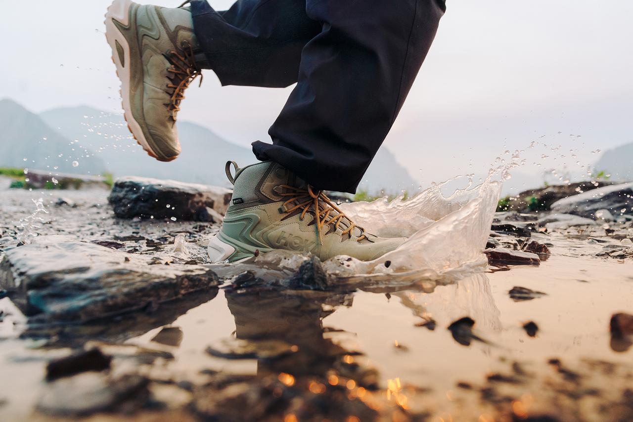 悪路も長旅もお任せあれ。HOKAの全天候型シューズ