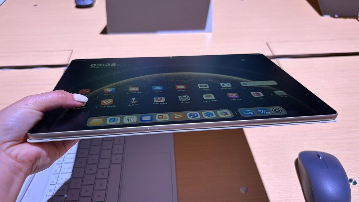 ファーウェイの新型タブレット、映り込み防止力がすっげえ