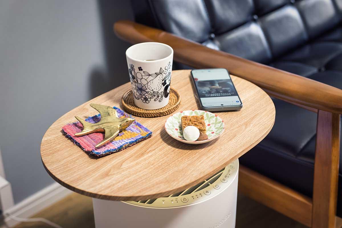 1台4役の「SwitchBot空気清浄機Table」が「私の上にモノを置いてもいい 