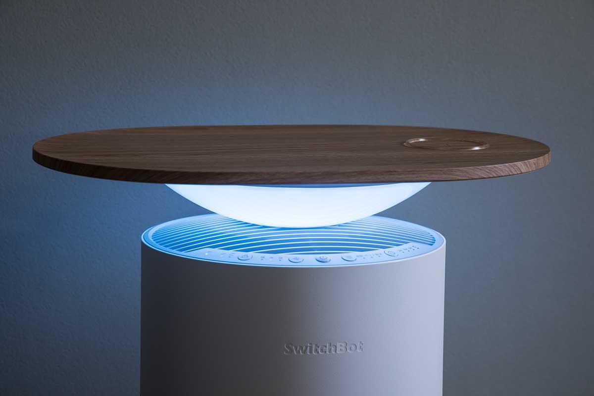 1台4役の「SwitchBot空気清浄機Table」が「私の上にモノを置いてもいい 
