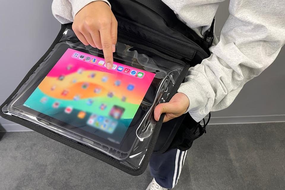 いちいち取り出さなくていい。タブレット専用スペース搭載のショルダー
