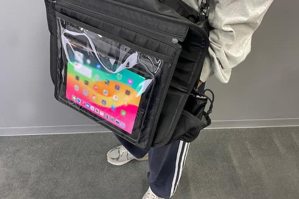 いちいち取り出さなくていい。タブレット専用スペース搭載のショルダー