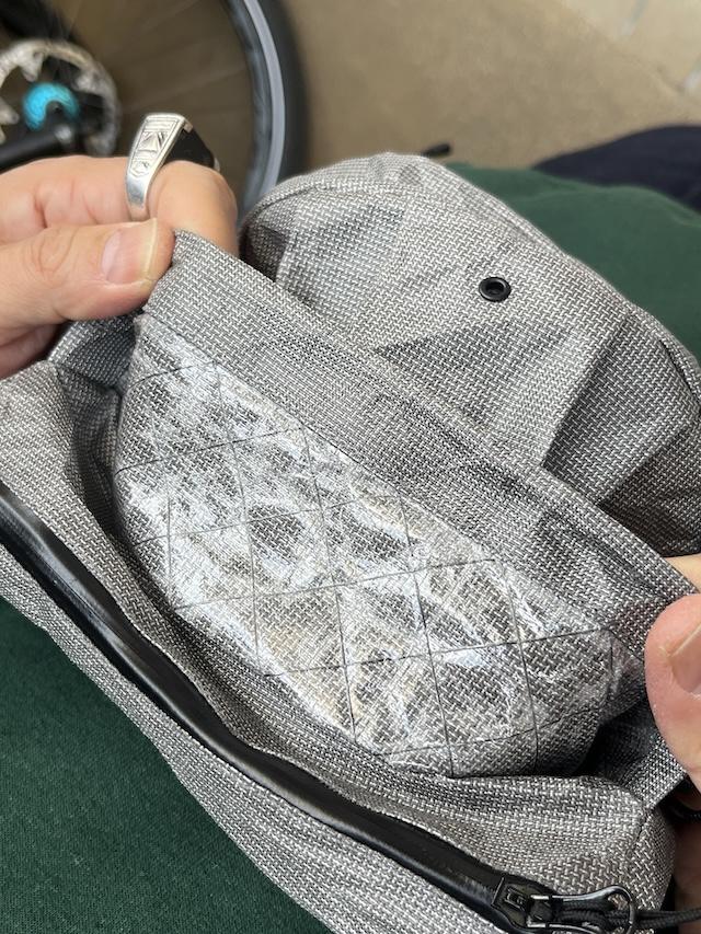 沼からの脱却。ハイテク素材でも味が出る、進化系サコッシュ