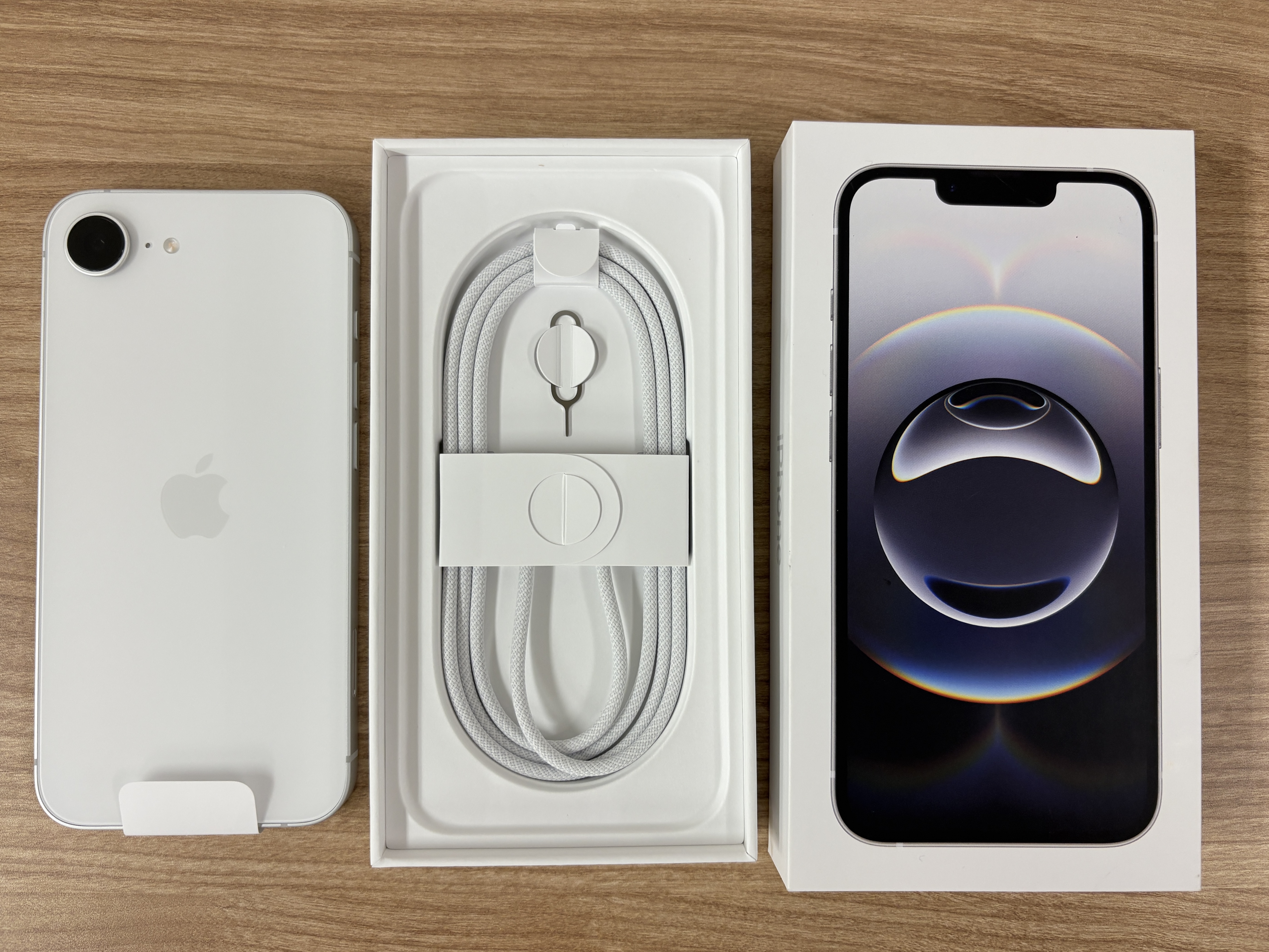 ついに明日発売！ 例の｢iPhone 16e｣一足先にさわってみた | ギズモード