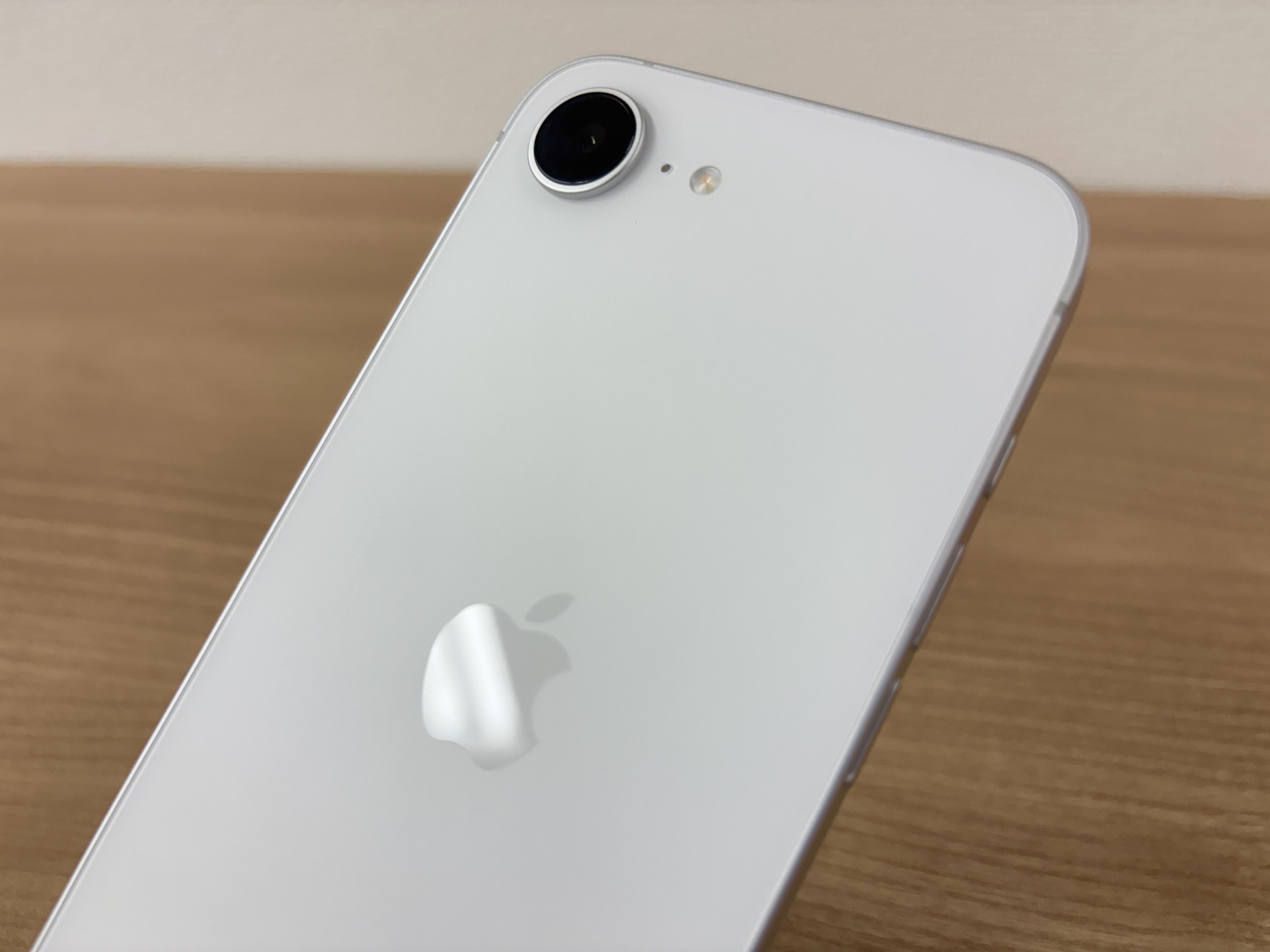 ついに明日発売！ 例の「iPhone 16e」一足先にさわってみた