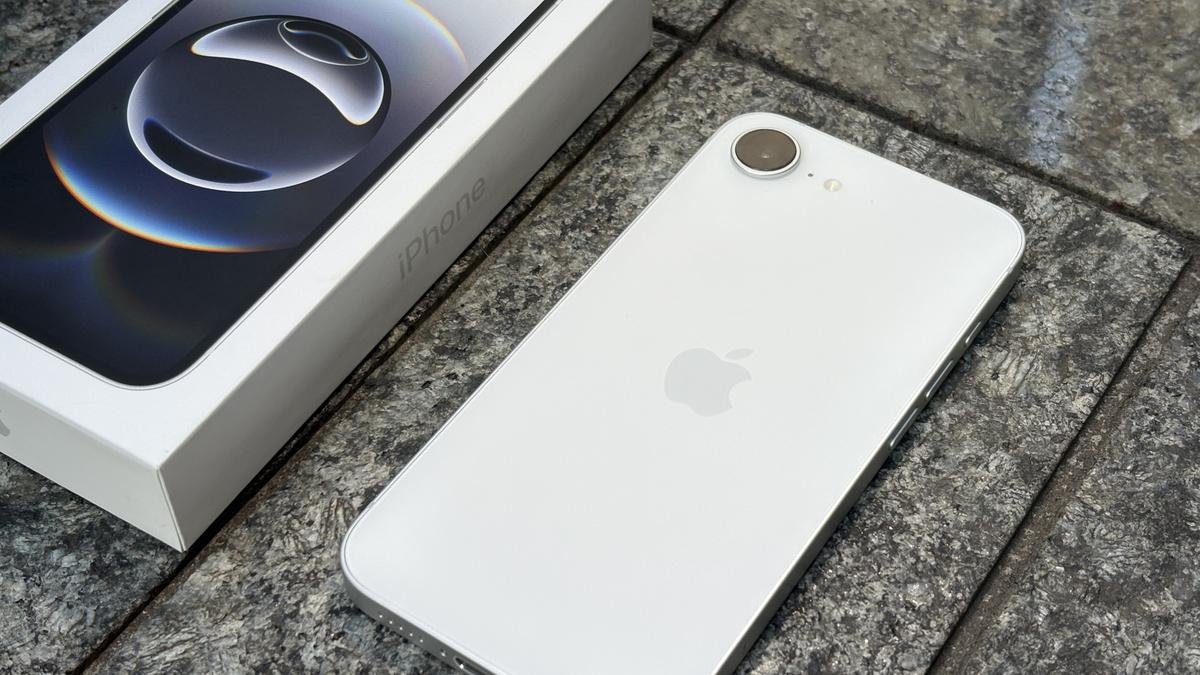 ついに明日発売！ 例の「iPhone 16e」一足先にさわってみた 