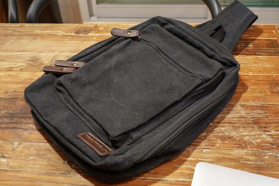 スリムなのに大容量。13ポケット搭載の帆布スリングバッグが仕事も旅も