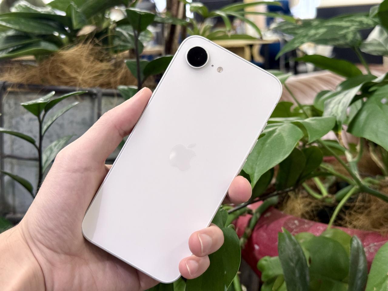 iPhone 16e、発売初日ゲット。え、これで十分じゃん