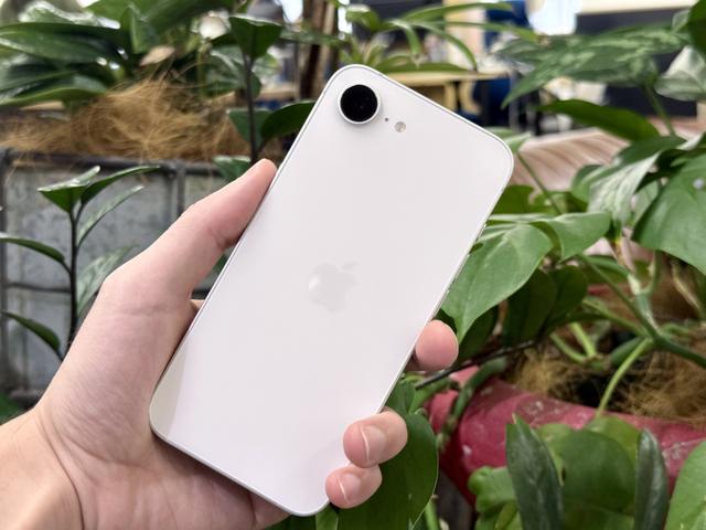 iPhone 16e、発売初日ゲット。え、これで十分じゃん | ギズモード