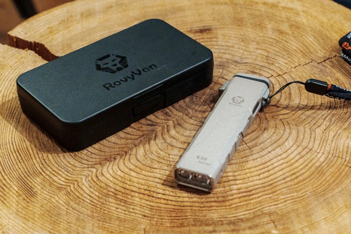 ROVYVON Angel Eyes E30（MAO Limited） 懐中電灯 超広角×高輝度7500K】太陽のごとく照らすLED懐中電灯『ANGEL