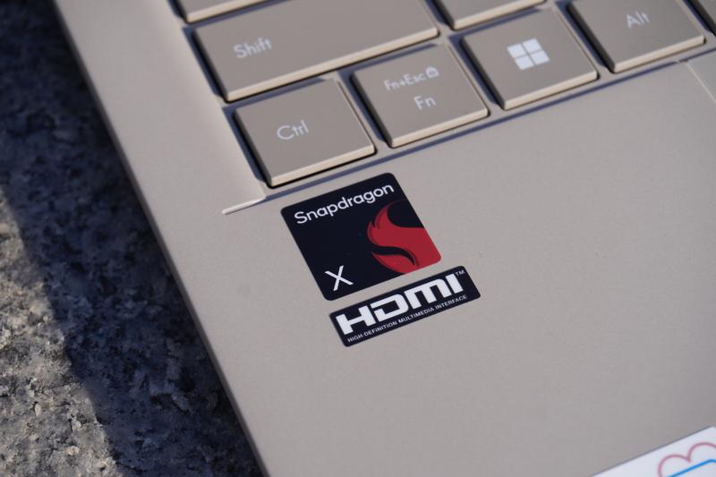 ASUSの軽量ノートPC」を使ったら、MacBook Airを初めて重く感じた
