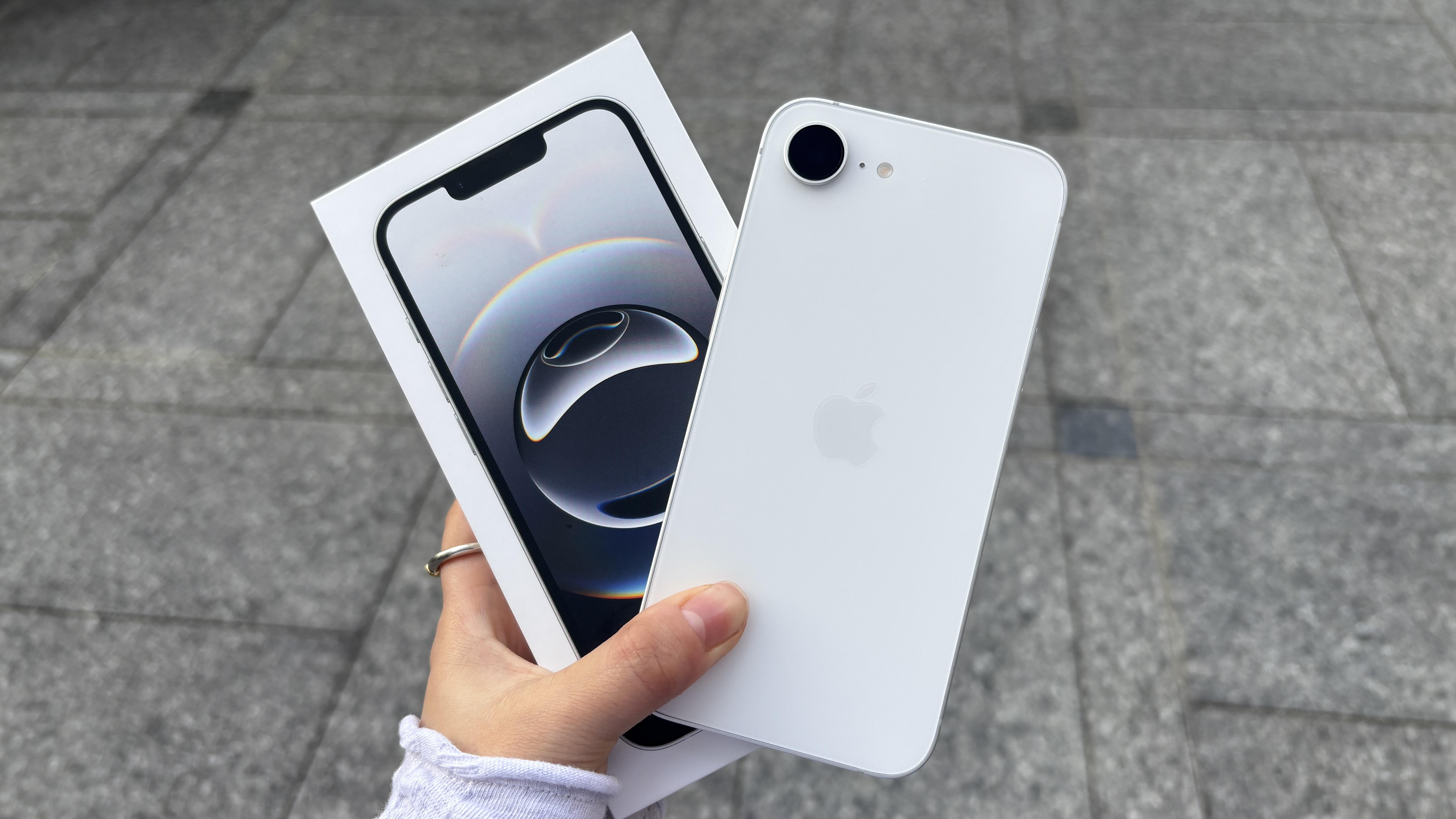 iPhone 16eを、MagSafe対応にする方法＆ケースのおすすめ | ギズモード