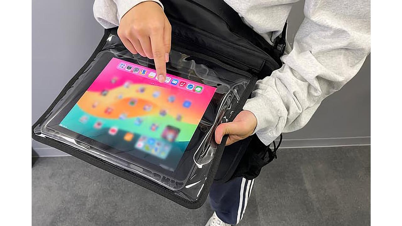 タブレット端末を収納したまま操作できる。機動力バツグンのビジネス 