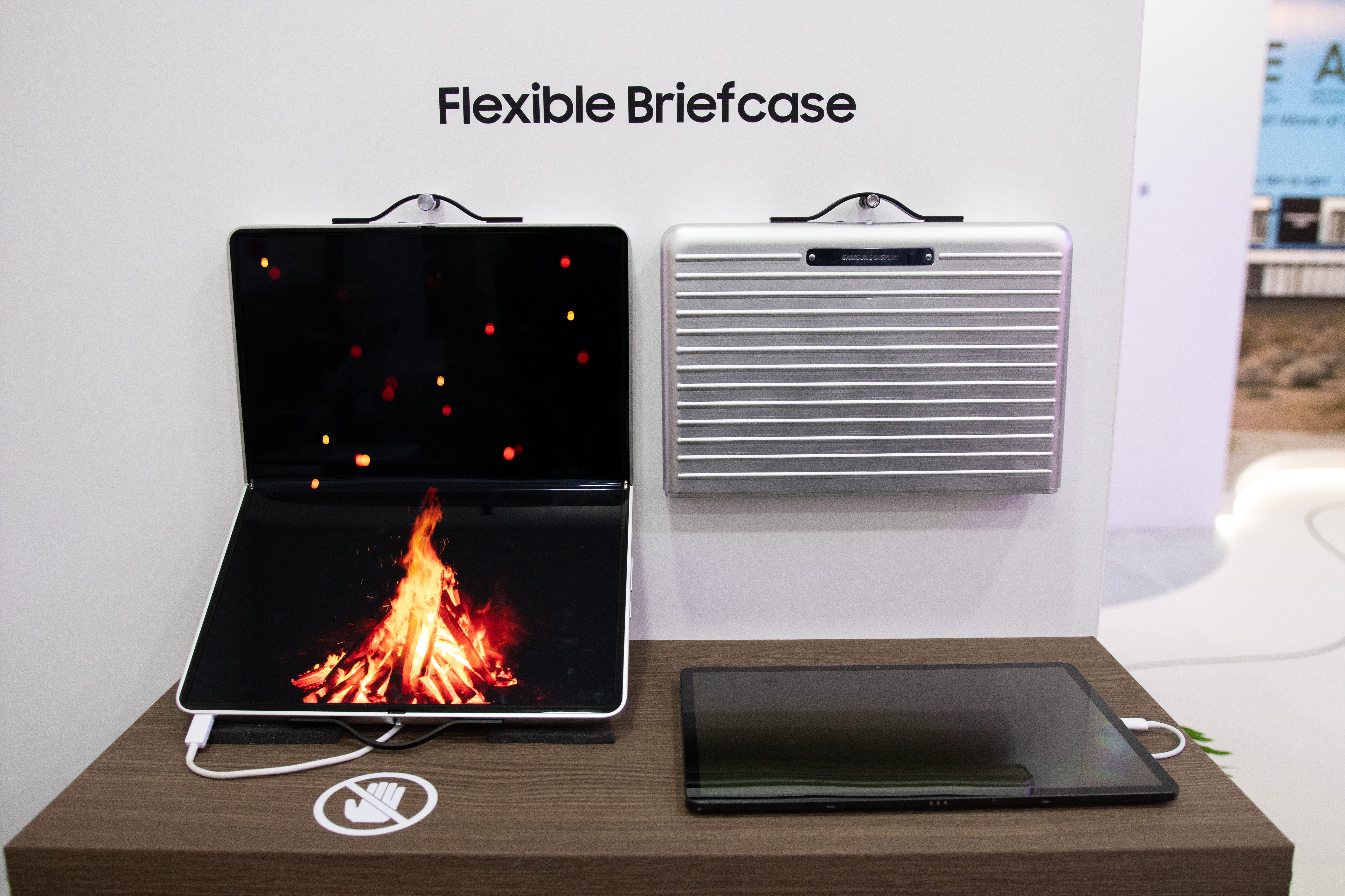 スパイの秘密道具みたい。ブリーフケースを開いたら…ディスプレイ登場