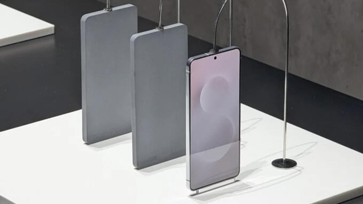 サムスンの激薄スマホ Galaxy S25 Edge。お値段は15万円程度になりそう 