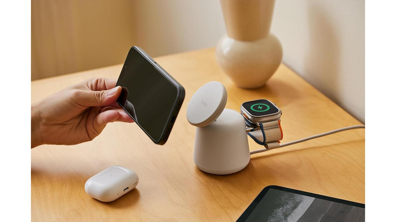 MagSafe 3-in-1ワイヤレス充電器 for iPhone 15 | Belkin
