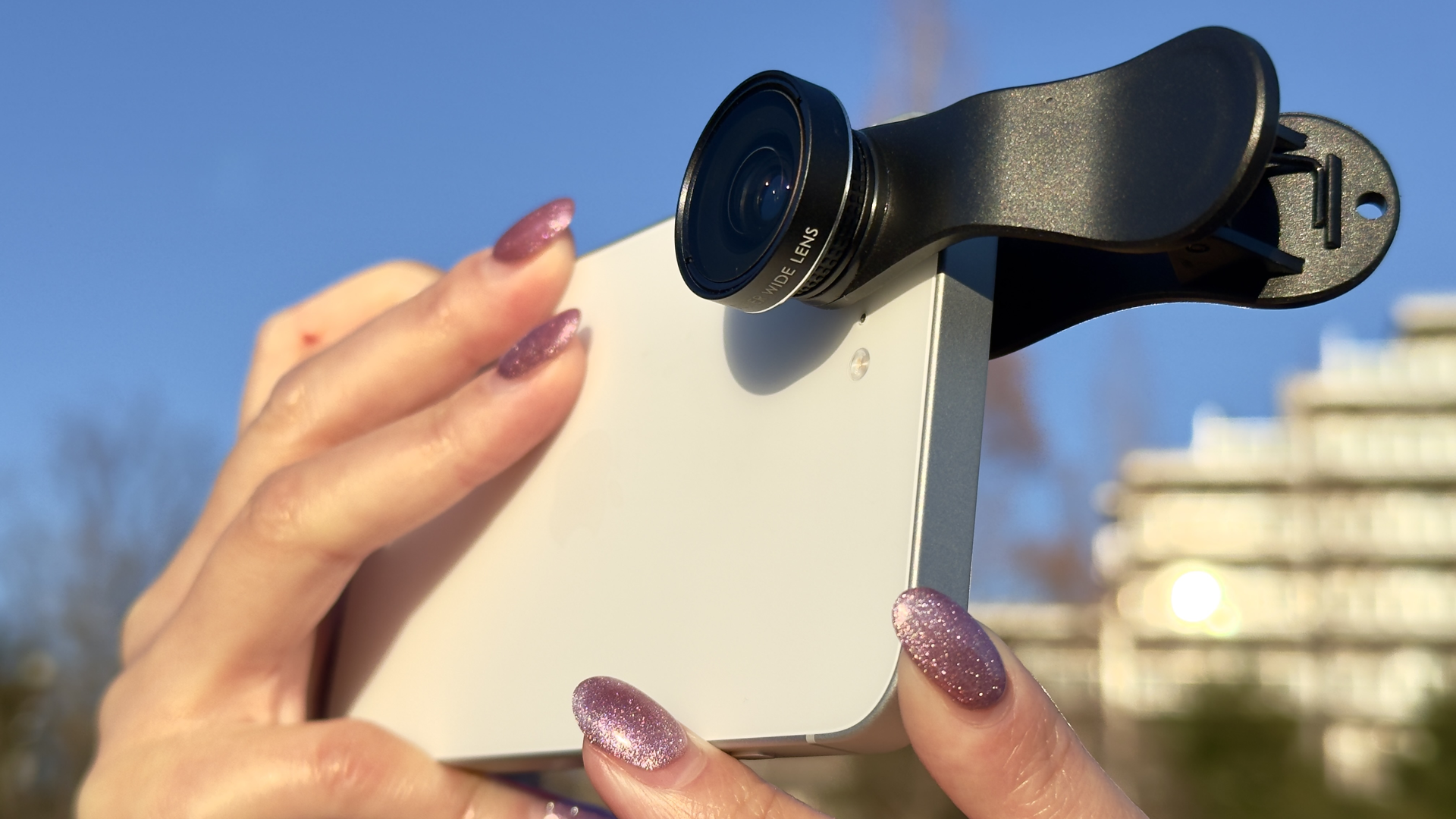 iPhone 16eに足りない「超広角レンズ」外付けしてみた