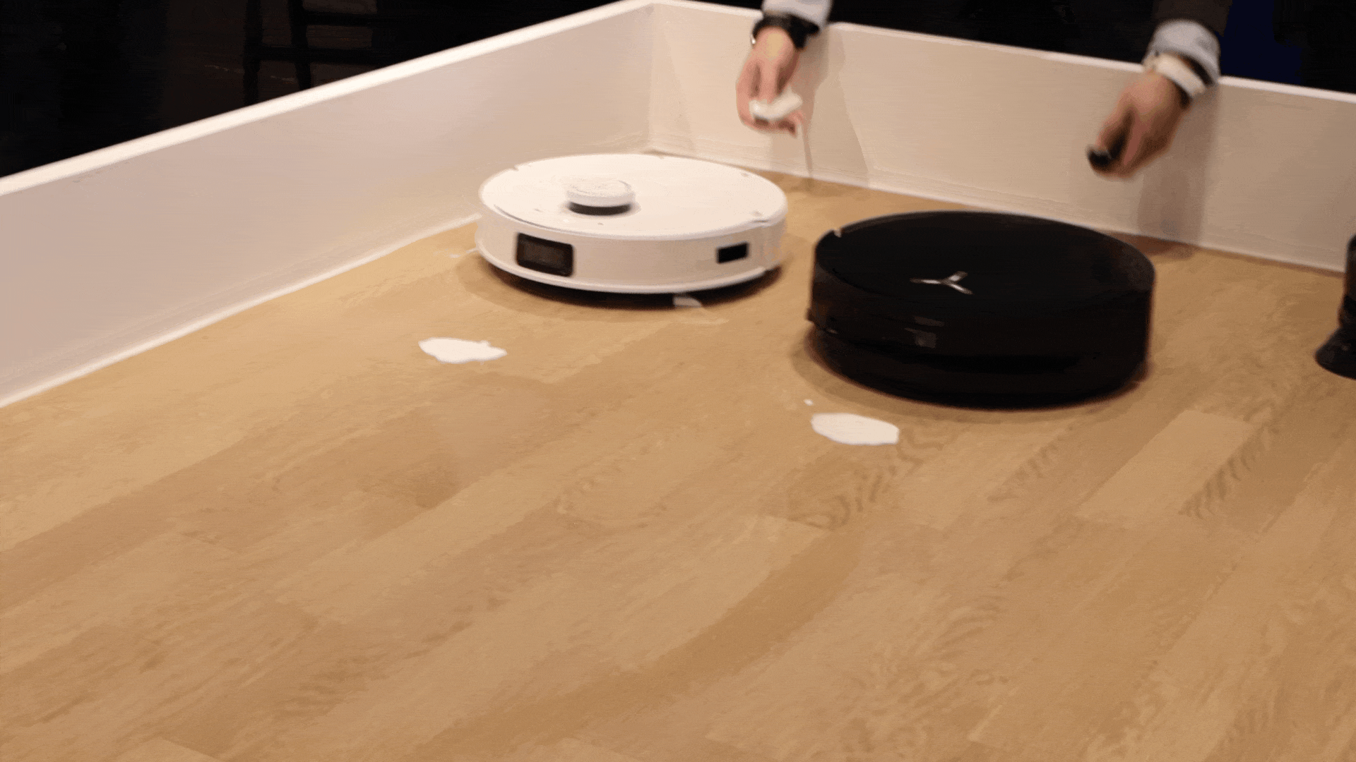 床掃除を安心してお任せ。壁に沿ってモップがせり出すロボット掃除機