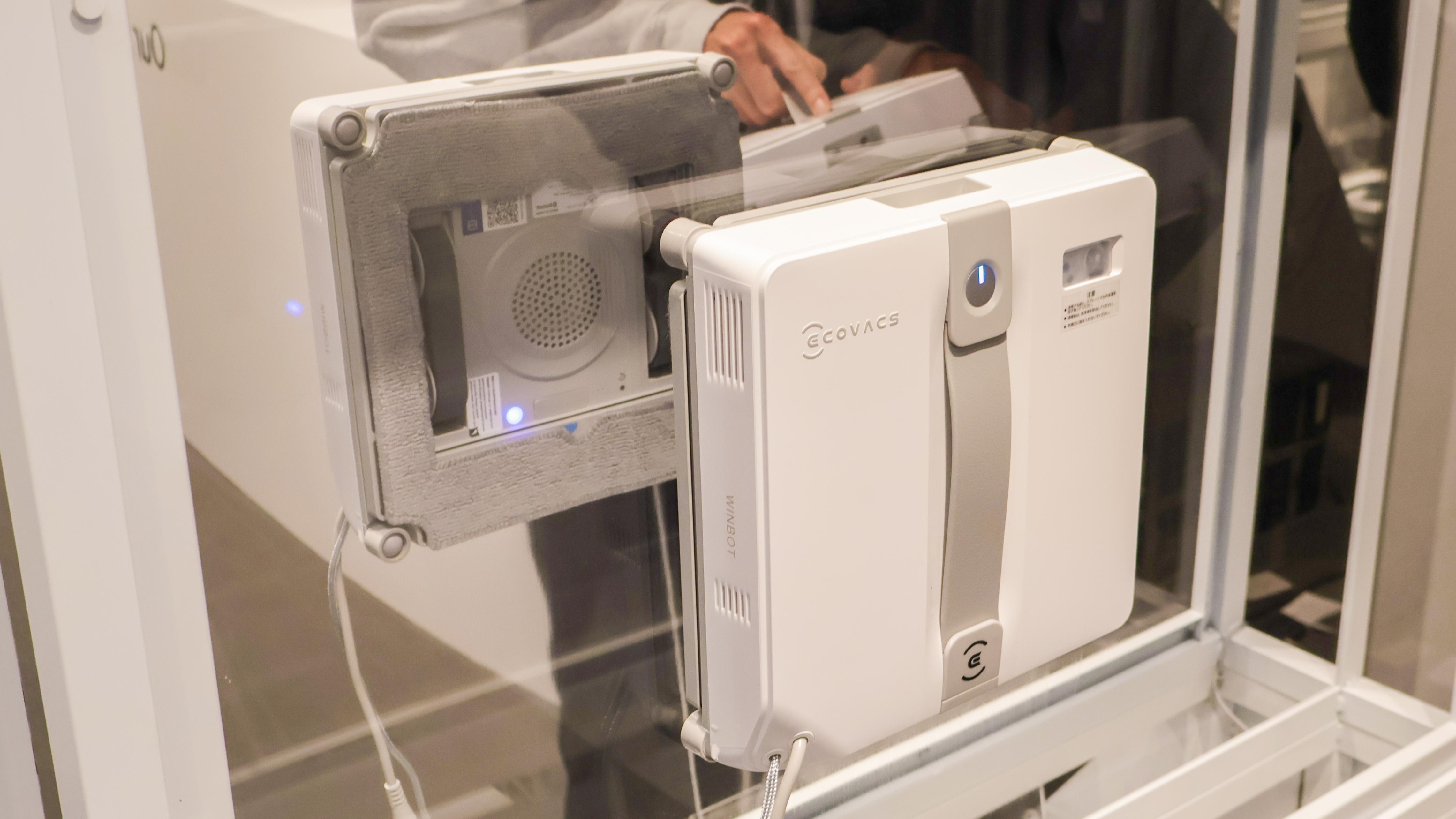床掃除を安心してお任せ。壁に沿ってモップがせり出すロボット掃除機