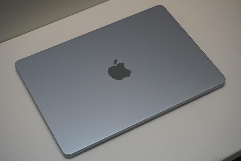 MacBook Airの新色スカイブルー 、「スカイシルバー」の方がしっくり