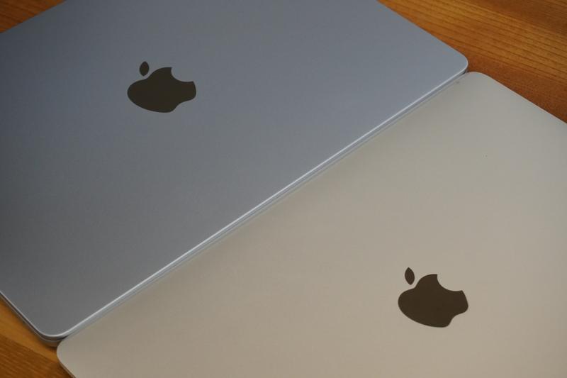MacBook Airの新色スカイブルー 、「スカイシルバー」の方がしっくり