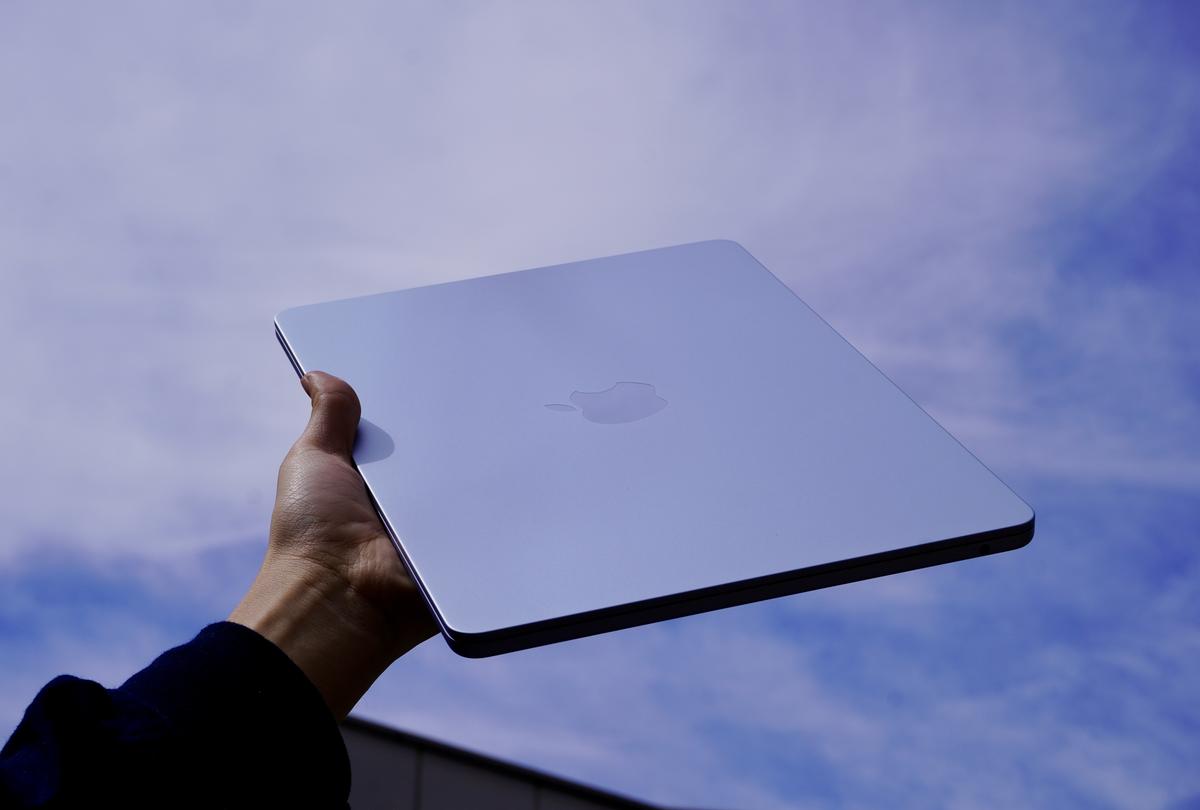 MacBook Airの新色スカイブルー 、「スカイシルバー」の方がしっくり 