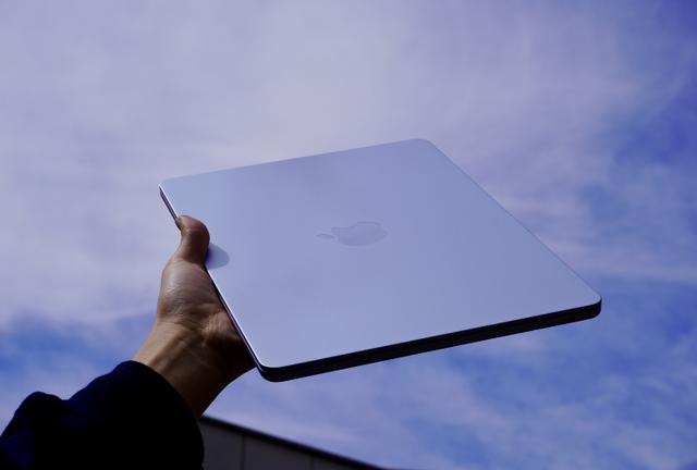 MacBook Airの新色スカイブルー 、｢スカイシルバー｣の方がしっくり 