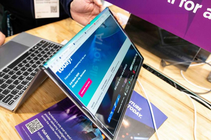 まさかの山折り。対面でも画面共有できる、LenovoのコンセプトPC「Flip 