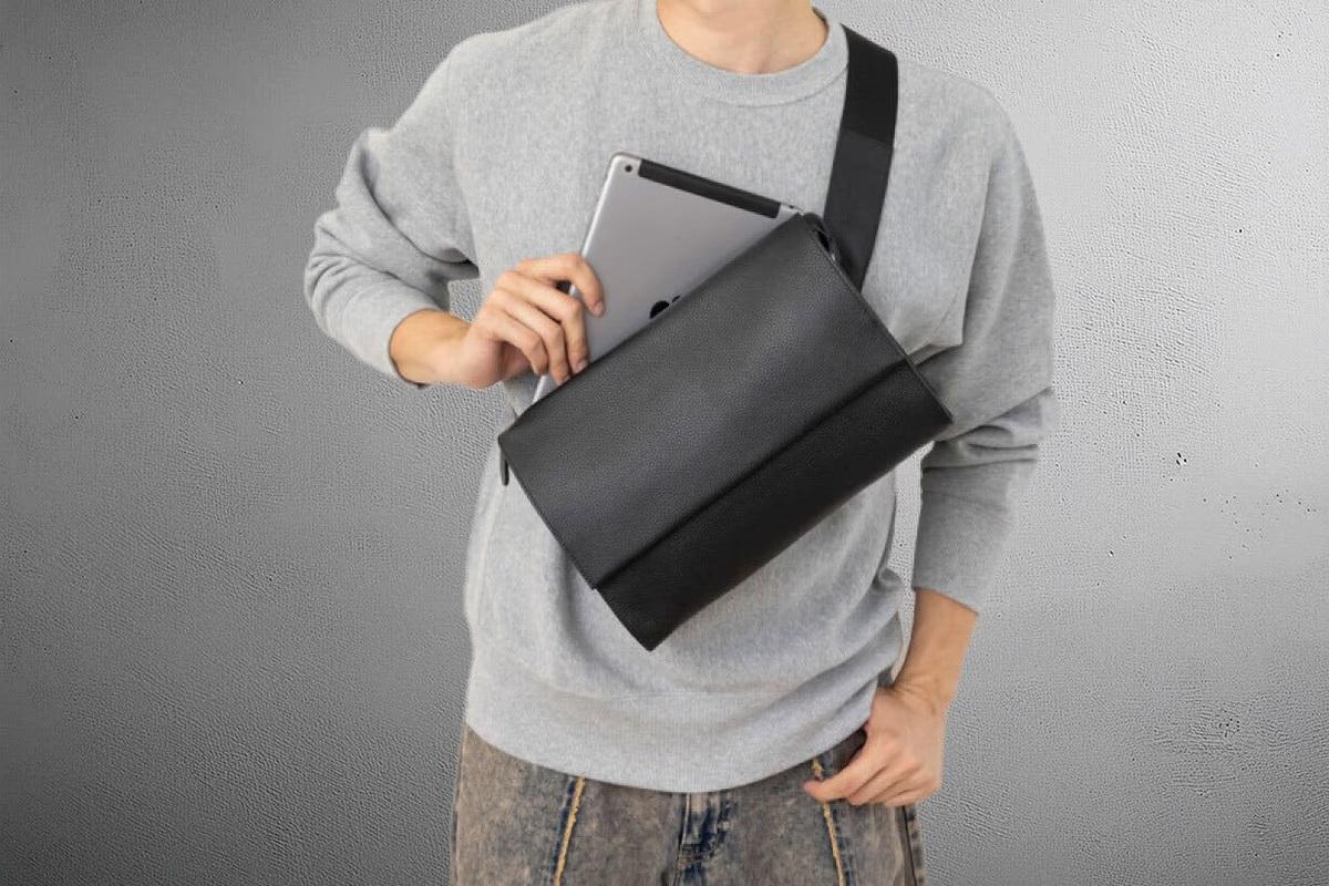 レビュー高評価商品 タブレット派の救世主かも。本革なのに軽くてガジェットがまるっ ボディバッグ・ウエストポーチ