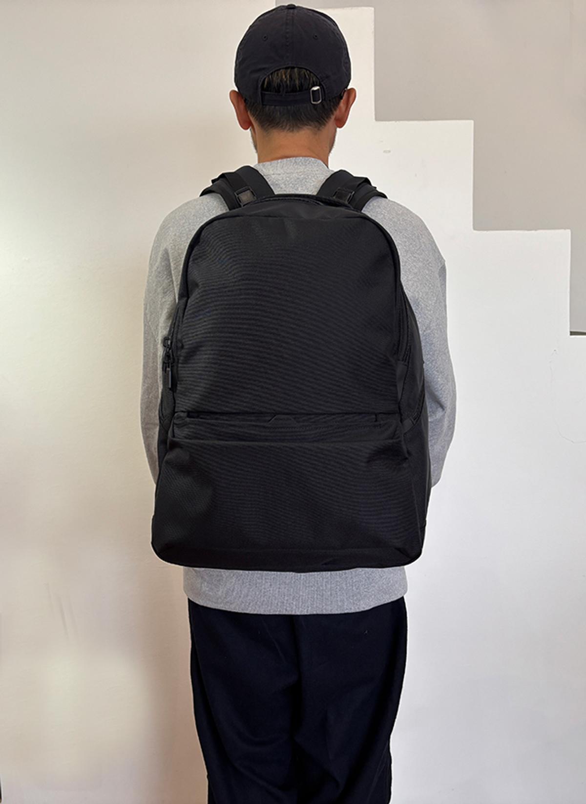 仕事も帰宅途中のランニングも。普段使いのバッグは容量27Lがベストで 