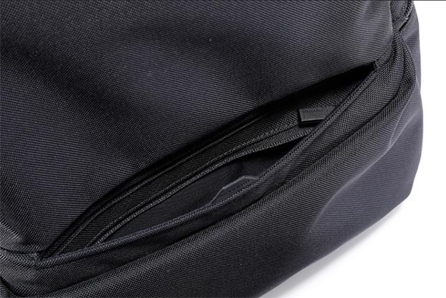 仕事も帰宅途中のランニングも。普段使いのバッグは容量27Lが
