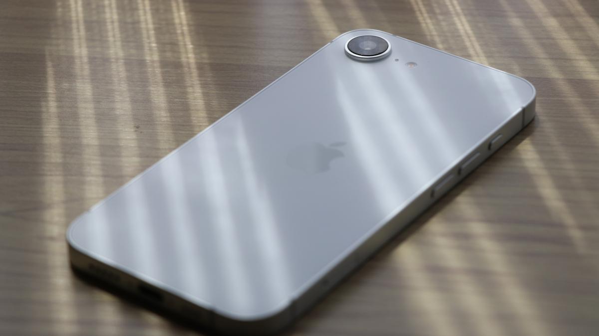 iPhone 16e、1カ月使ってみた。必要なことは全部できる。それでも買う