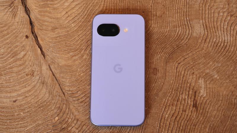 背中スッキリ、中身ギッシリ。Googleの「Pixel 9a」を触ってみた