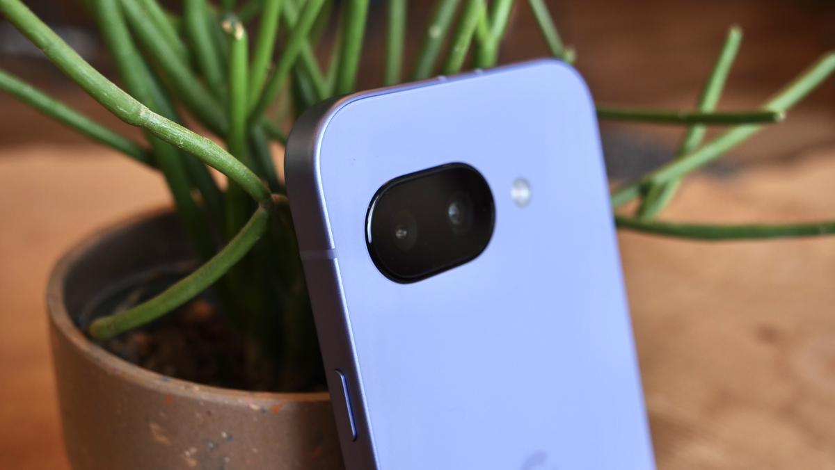 背中スッキリ、中身ギッシリ。Googleの「Pixel 9a」を触ってみた 