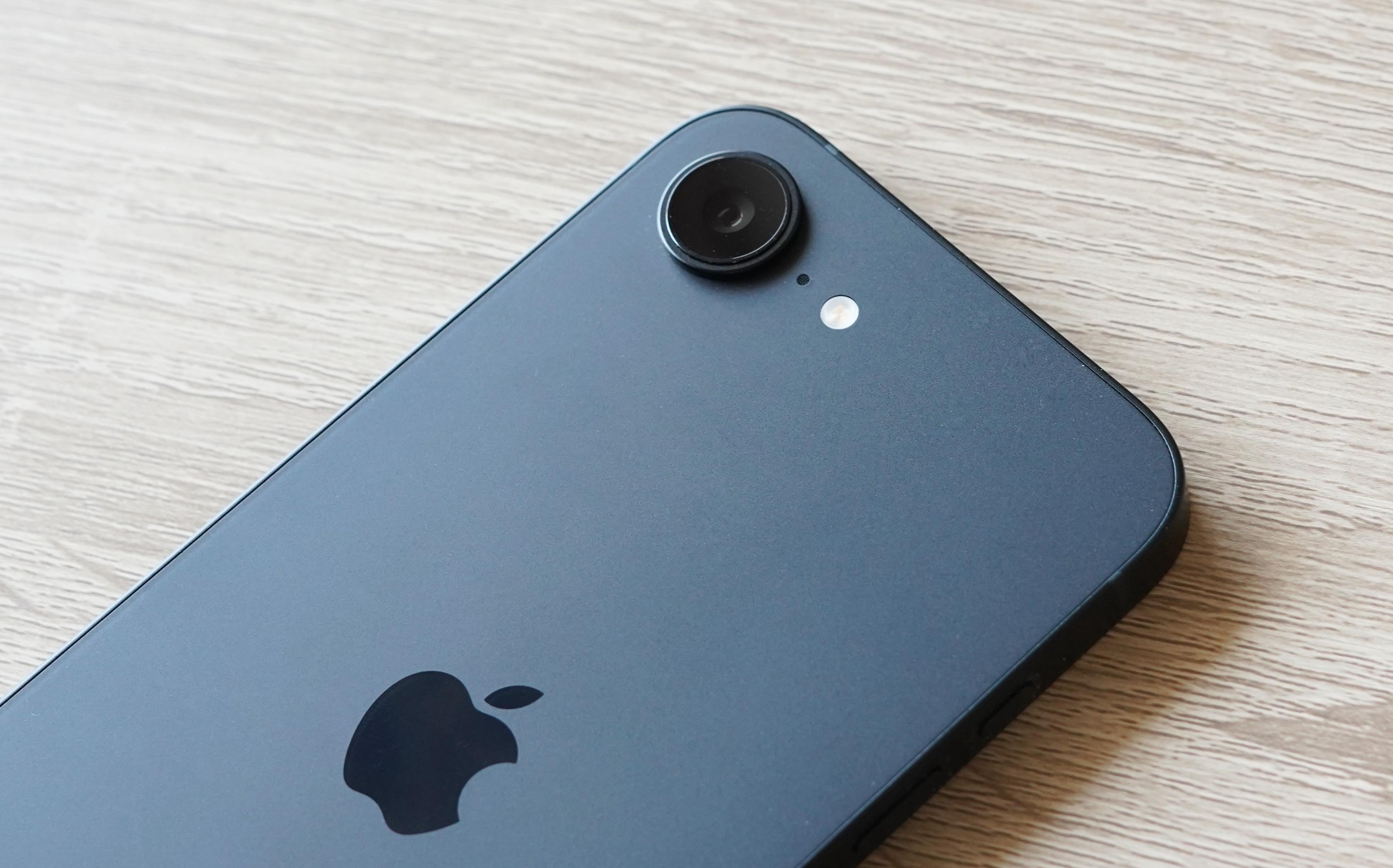 Proシリーズを選んできた僕が感じた、iPhone 16eのリアル | ギズモード