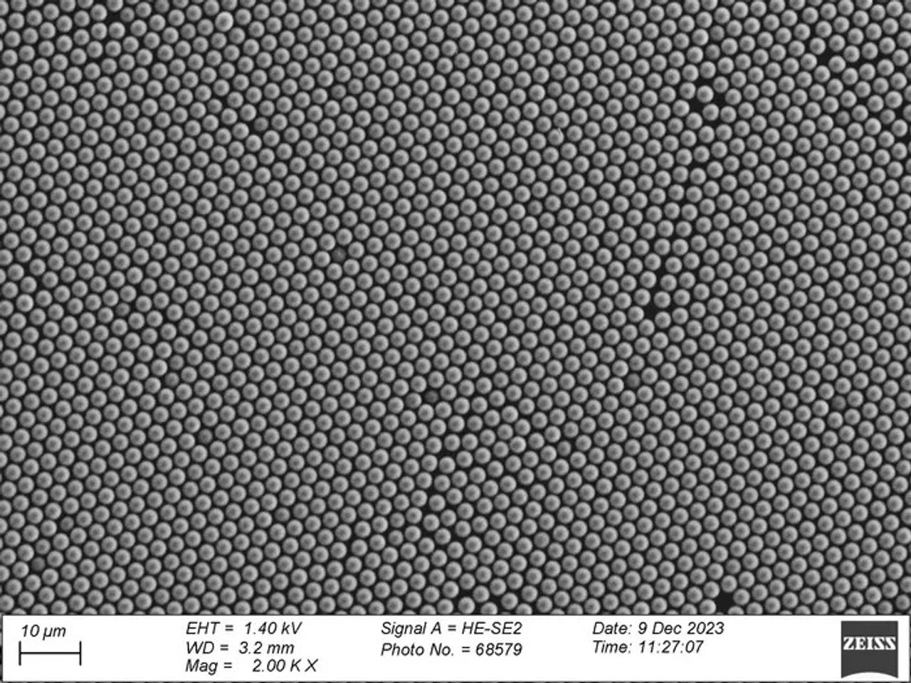 小さなプラスチックビーズが｢電気｣を生む？ 摩擦の力を利用する未来のエネルギー