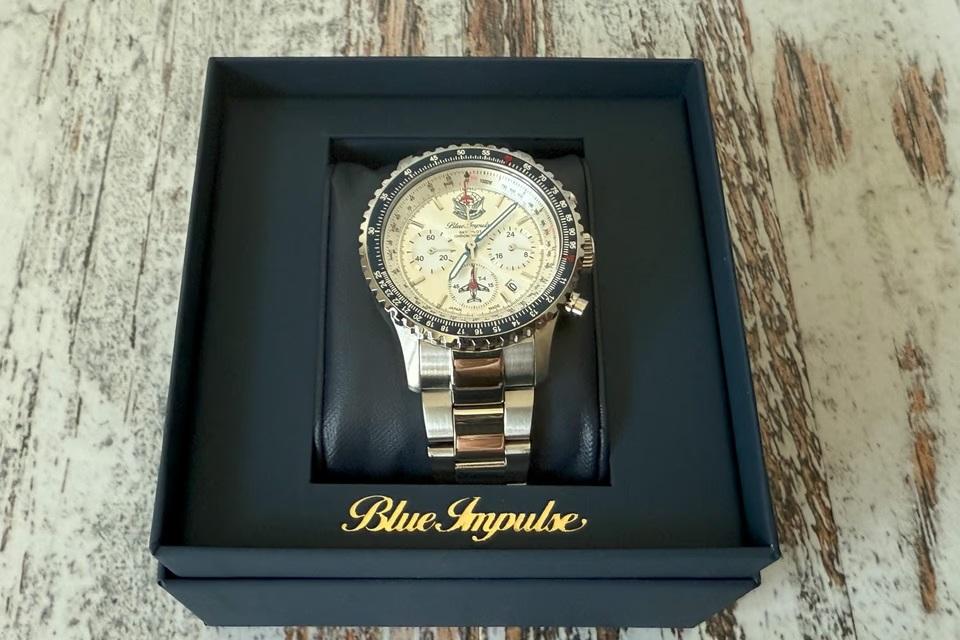 空を彩る誇りを腕に。ブルーインパルス記念クロノグラフの魅力