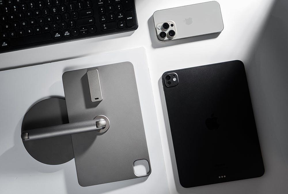 iPadを置いたら充電開始。USB-Cポートもフリーになる｢REDBEAN スタンド