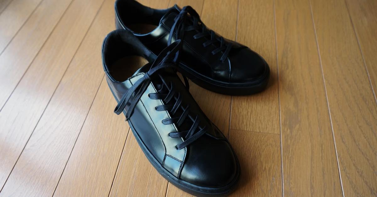 雨の日も“キレイな足元”。大人のレザースニーカーがやってきた 