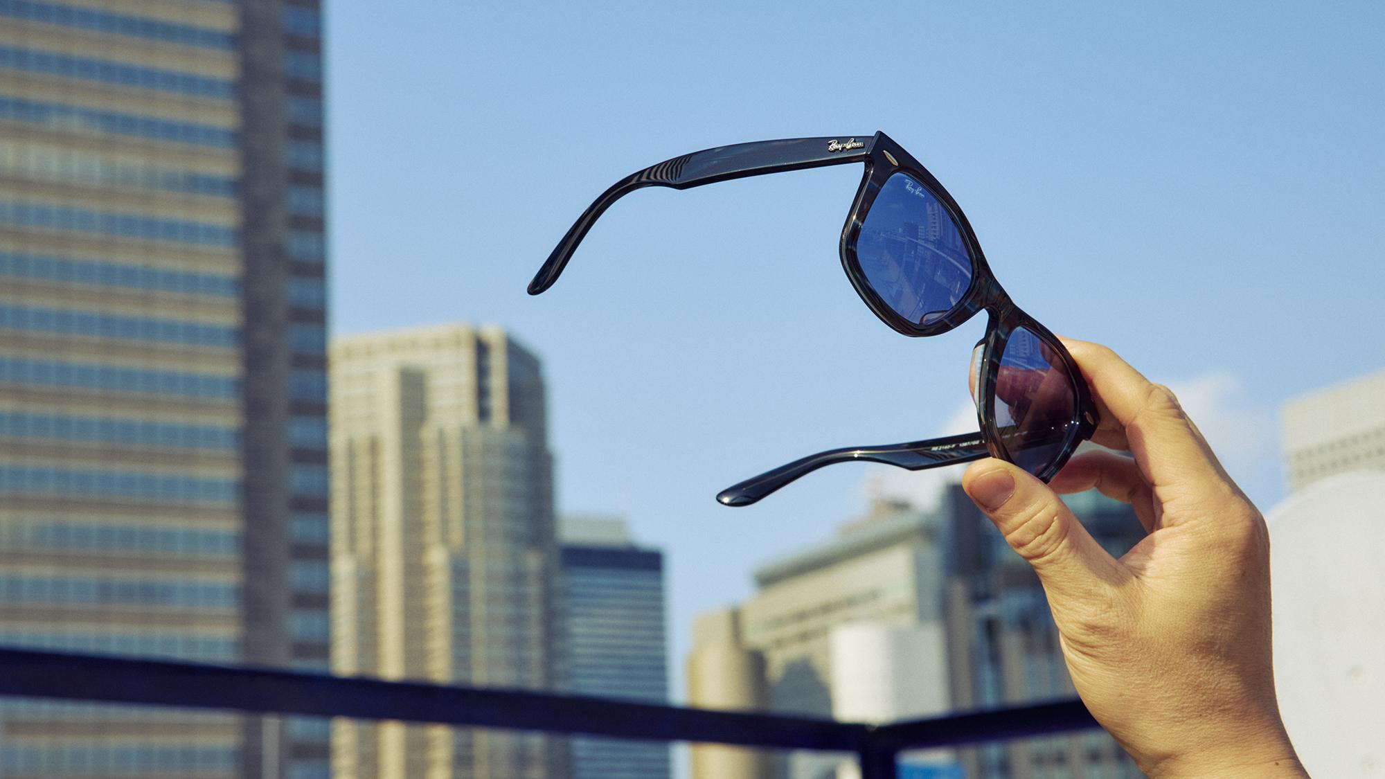 メガネにもサングラスにも変化。1本で2本分の役に立つレイバン