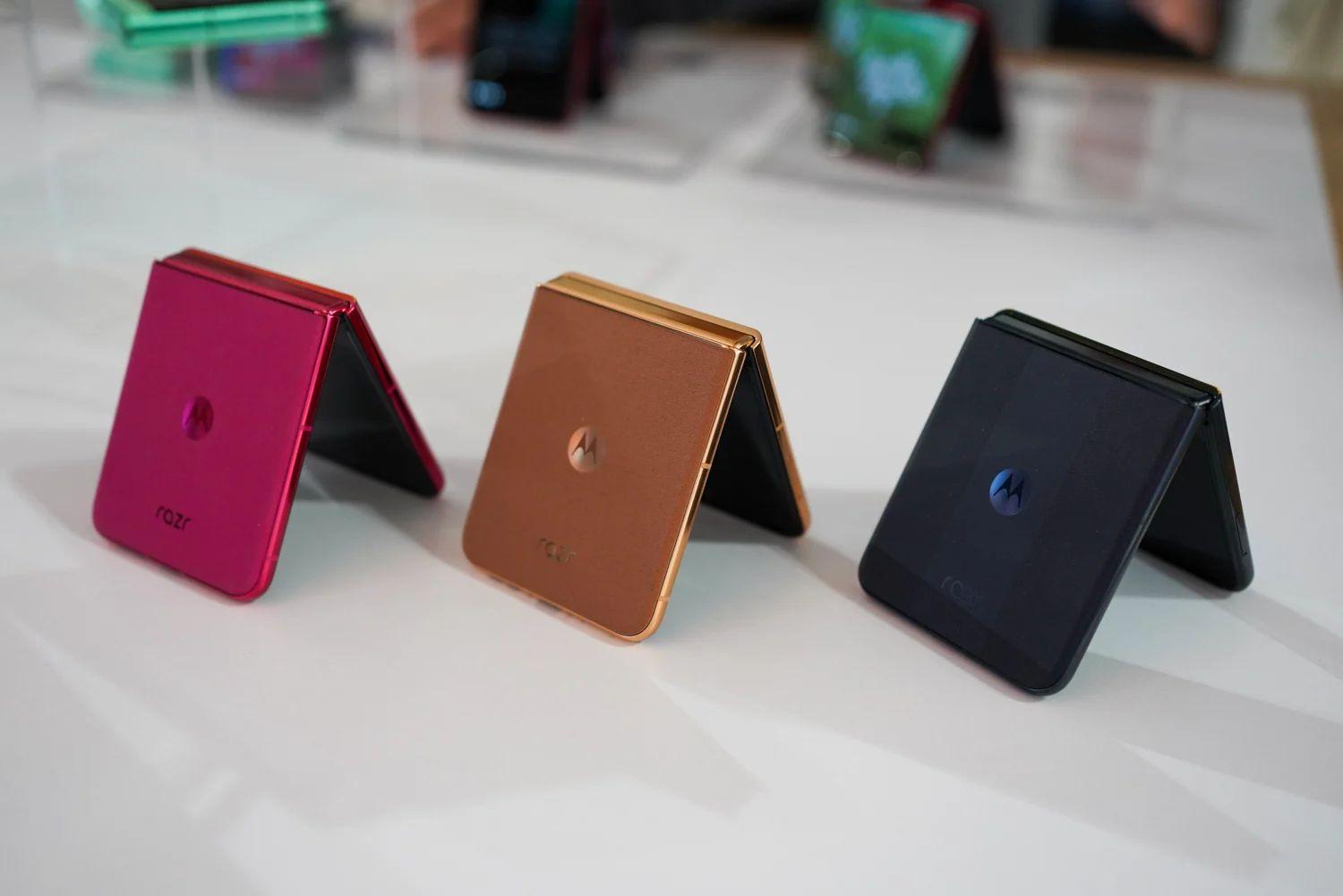 各社AIを詰め込んだ縦折りスマホRazr。質感、すっごくいいです