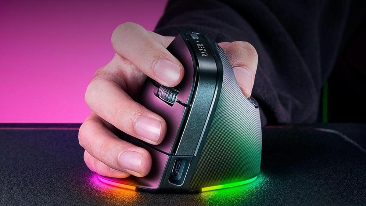 Razerから縦すぎる縦型マウスが登場。エルゴノミックなゲーミング体験 