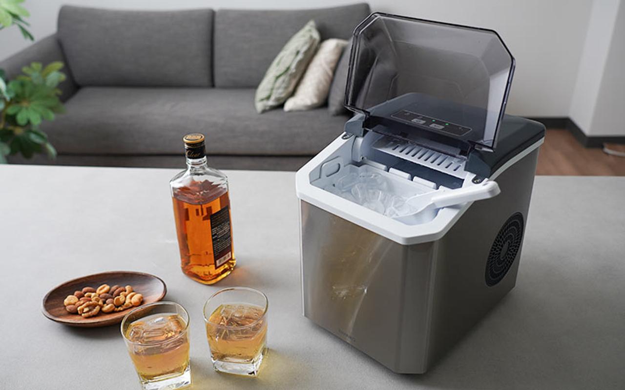 氷にこだわる人へ。透き通った氷がたった7分でできる卓上製氷機あります