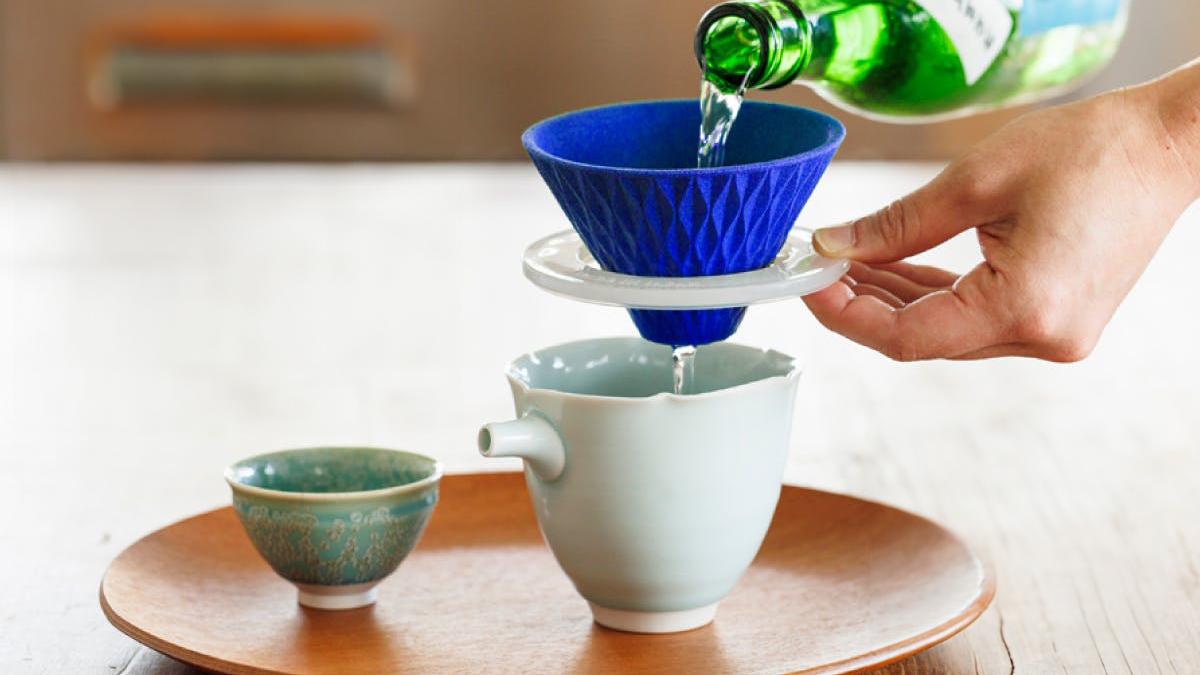日本酒やワインがすっきりまろやかに。陶器製フィルター｢蒼い雫｣で晩酌