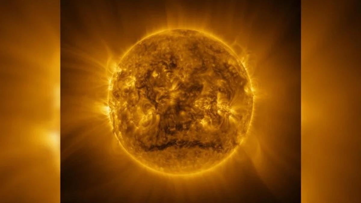 太陽と月6枚 見るからに灼熱。太陽観測衛星ソーラー・オービターが「太陽の素顔」を