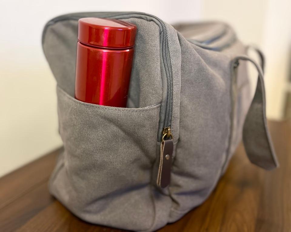 ガバッと開くと全部見える。収納上手な「ボストンバッグ」が旅を変える