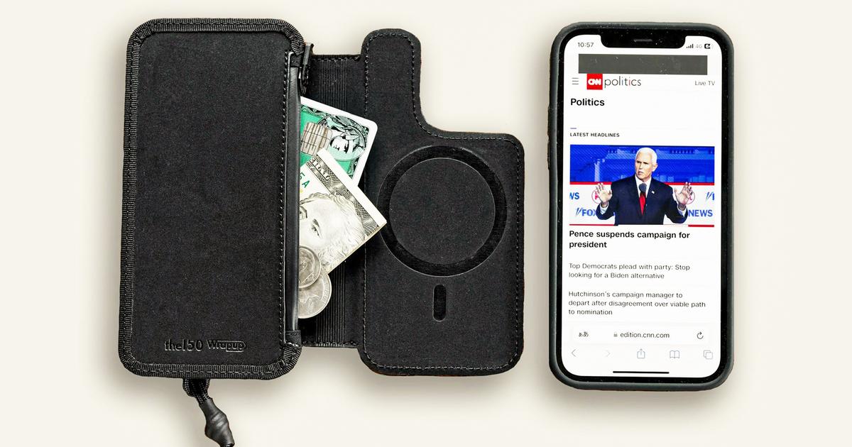 休日の身軽な外出に便利。磁石でサッと脱着できる財布付きのiPhone 