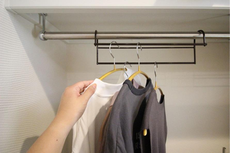 このハンガー、どうやらクローゼットの服の収納力が1.5倍になる