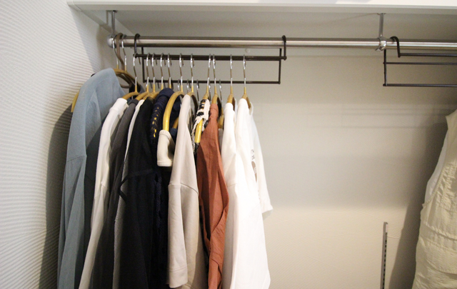 このハンガー、どうやらクローゼットの服の収納力が1.5倍になる