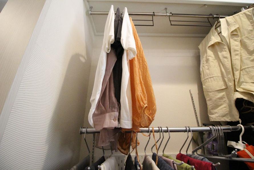 このハンガー、どうやらクローゼットの服の収納力が1.5倍になるらしい